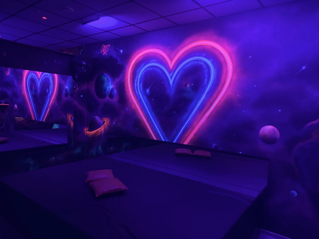 Chambre a theme - neons coeurs - L IDEAL SAUNA, Agen