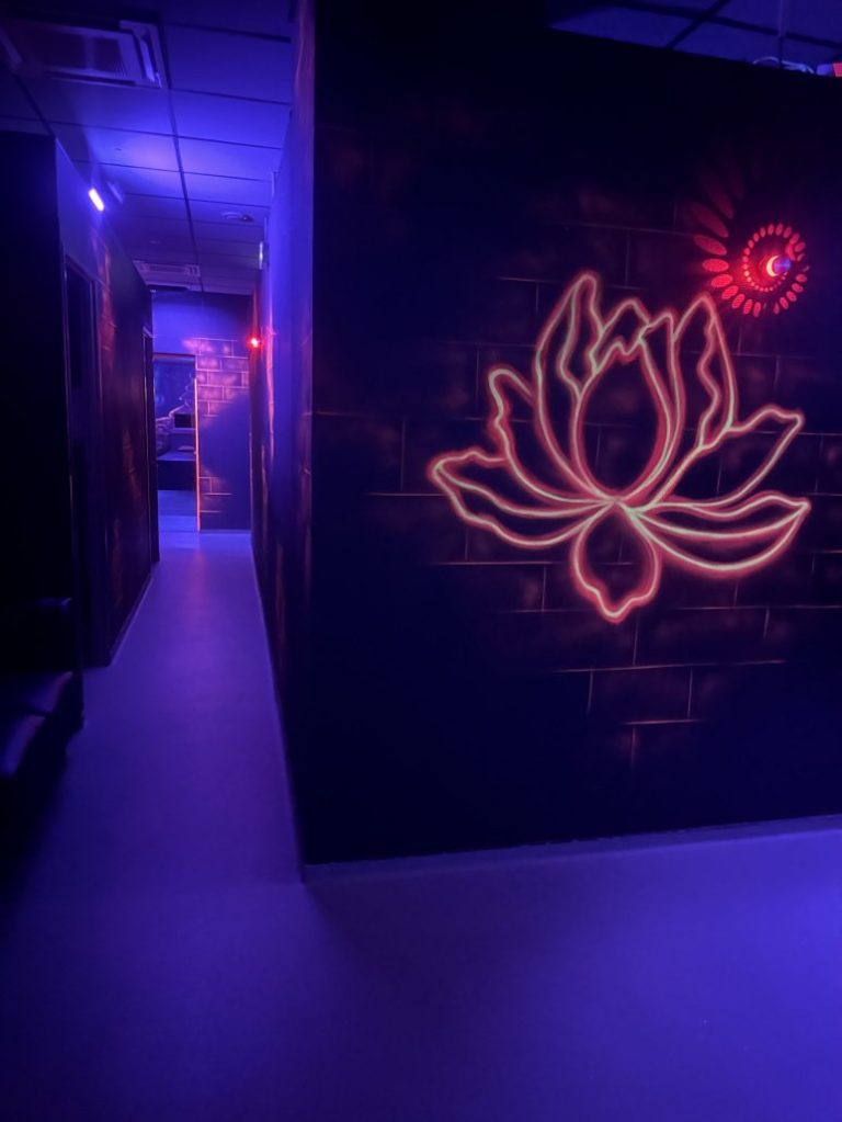 Couloir - neon lotus - L IDEAL SAUNA, Agen
