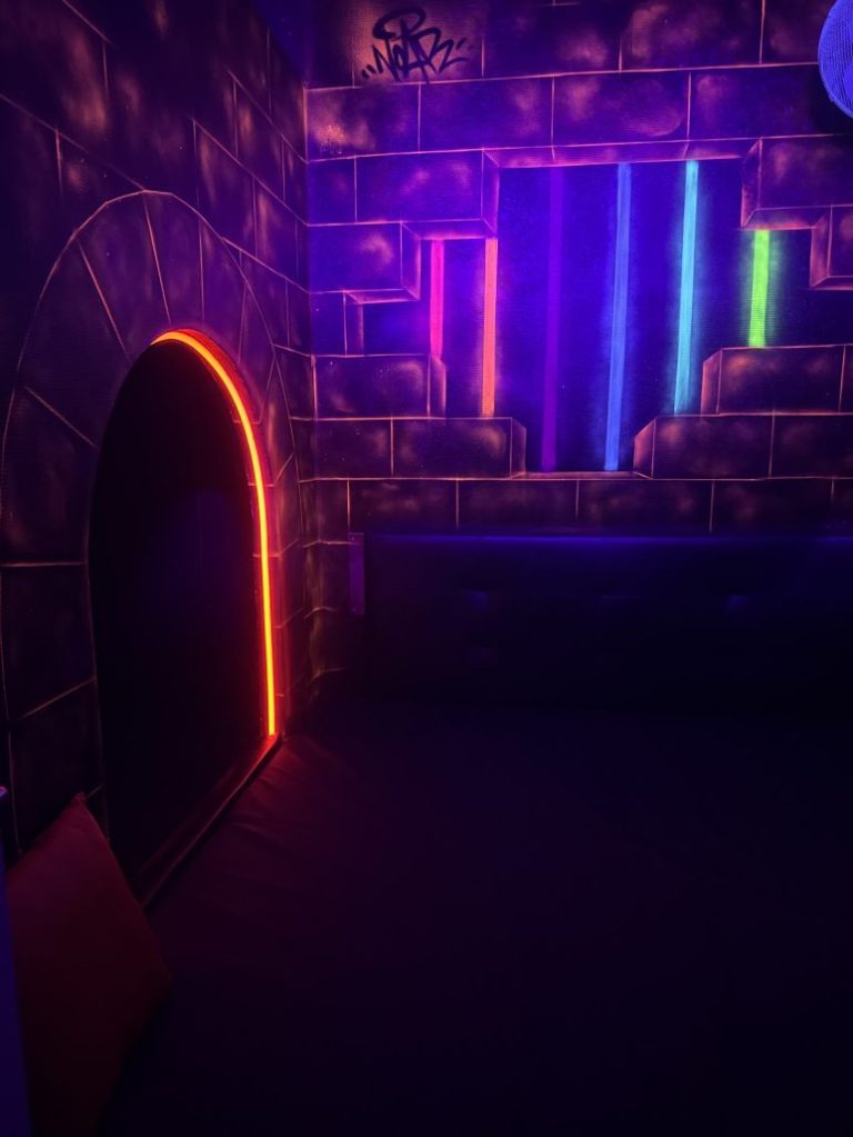 Couloir neon - L IDEAL SAUNA, Agen