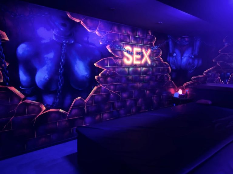 Salle neon et banquettes - L IDEAL SAUNA, Agen