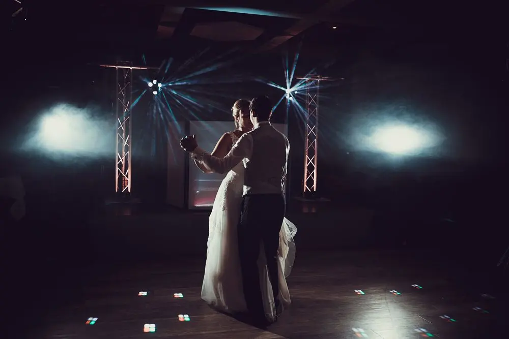 Première danse des mariés sous les projecteurs