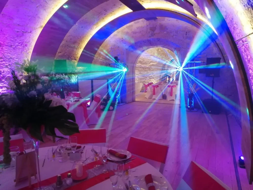 Salle voûtée, éclairage laser et piste de danse