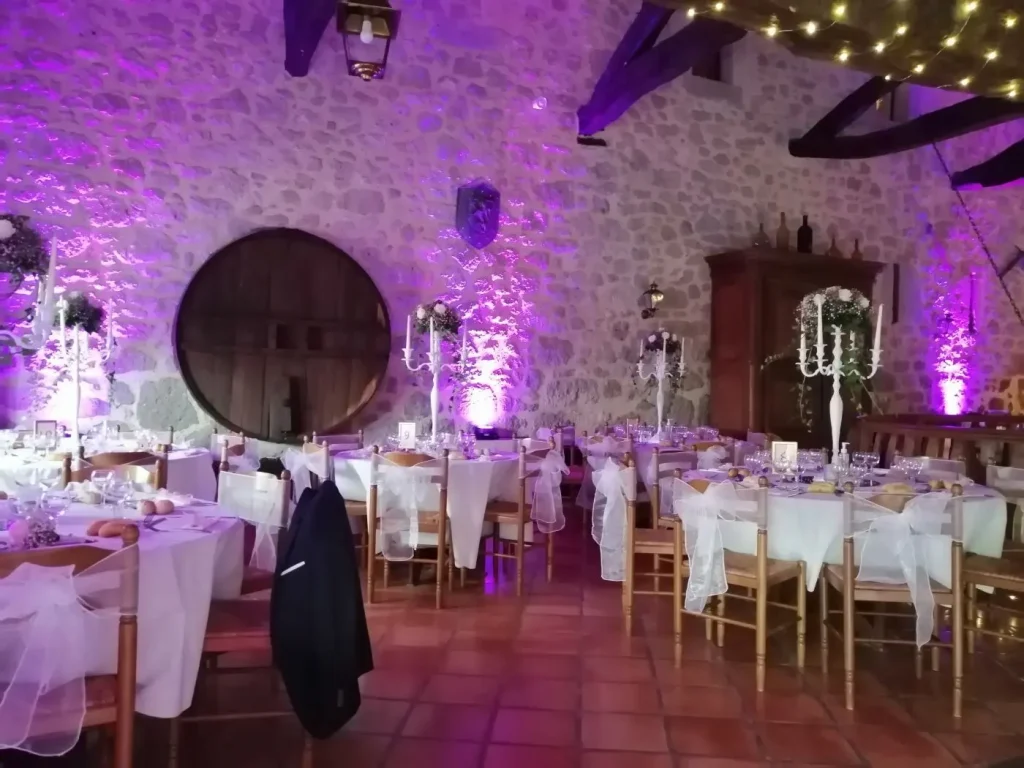 Salle de mariage en lumière violette