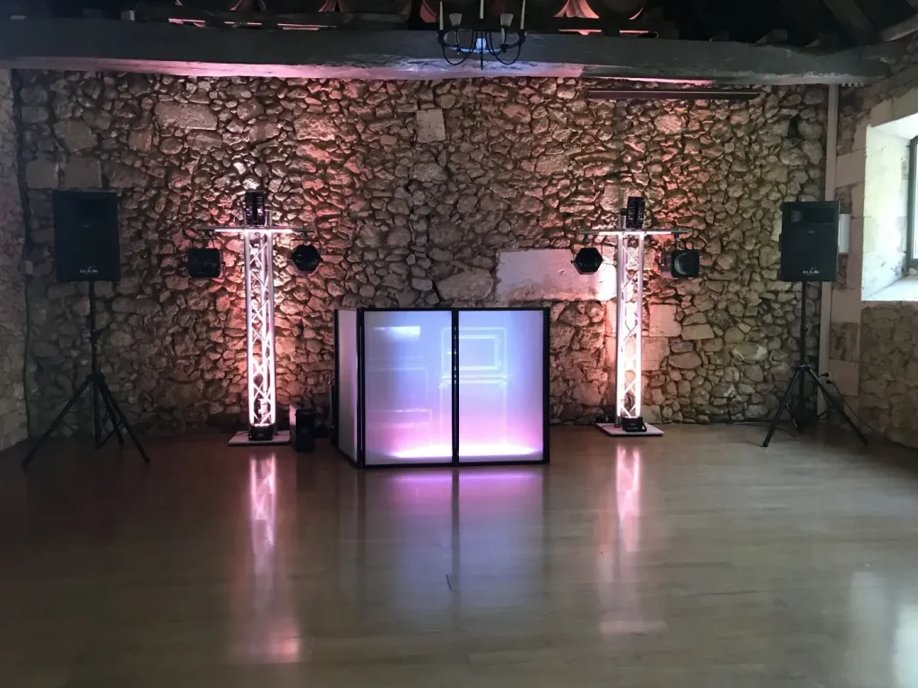 Installation son et lumière dans une salle en pierre
