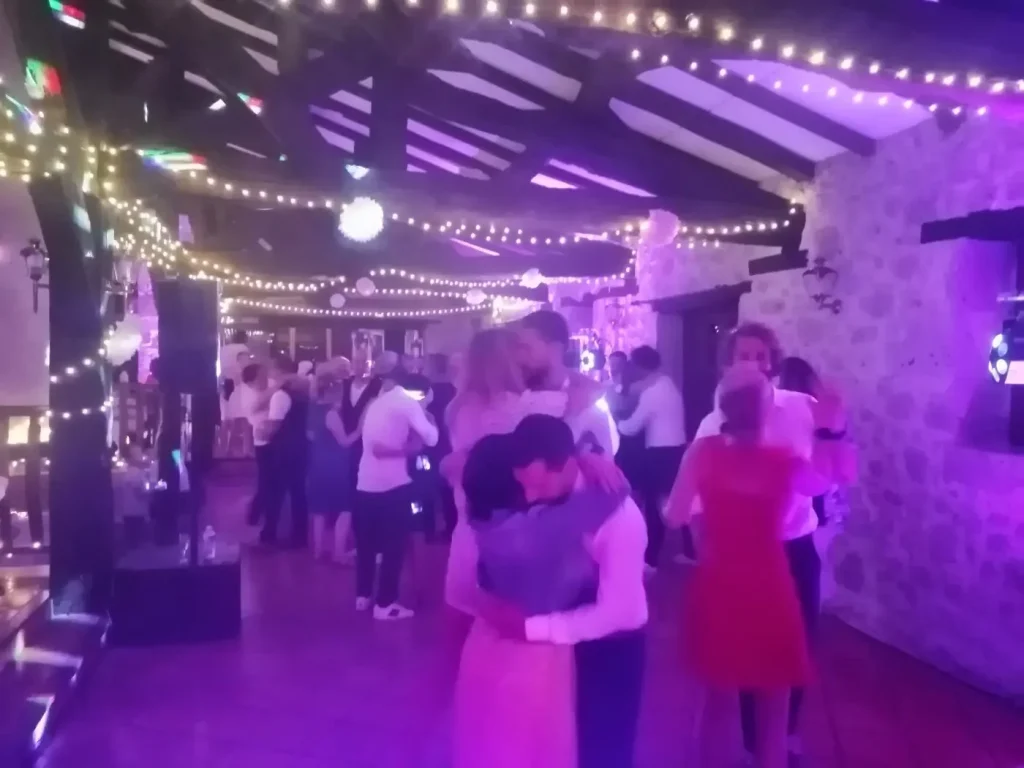 Piste de danse sous guirlandes