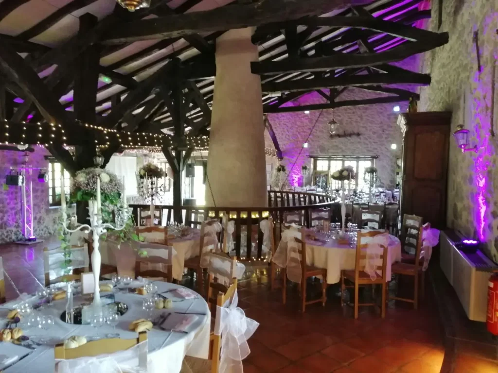 Salle de réception à la charpente apparente